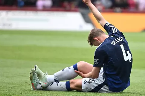 فرحة لم تكتمل.. إصابة دي ليخت بعد 4 أيام وهدف في لقطة غير أخلاقية (فيديو)